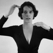 H Αnne Maria τραγουδά με ένα μοναδικό τρόπο