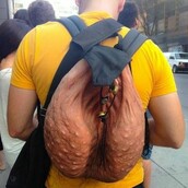 Το σακίδιο-όσχεο είναι το χειρότερο street fashion που έχετε δει!