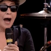 Η Yoko Ono στην πιθανόν χειρότερη περφόρμανς της ιστορίας του Glastonbury