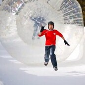 Ανθρώπινο bowling σε πίστα σκι