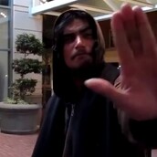 Κυκλοφορεί με μια κάμερα, καταγράφει και εκνευρίζει όλους τους περαστικούς 