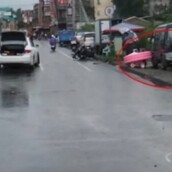 Αυτοκίνητο χτυπάει οδηγό σκούτερ ο οποίος γλιτώνει από φουσκωτή πισίνα!