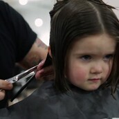 Η Emily κόβει τα μαλλιά της για τα παιδιά με καρκίνο