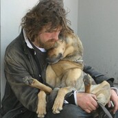 15 άστεγοι με τους σκύλους τους