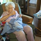 H 99χρονη που κάθε μέρα ράβει ένα φόρεμα για κάποιο κορίτσι στην Αφρική