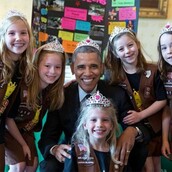 O Ομπάμα σπάει τους κανόνες και φωτογραφίζεται με τιάρα