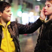 Μικρά αγόρια πρέπει να χαστουκίσουν κορίτσια. Θα το κάνουν;