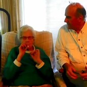 H 93χρονη γιαγιά δοκιμάζει μπάφο για πρώτη φορά