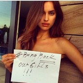 Η Ιρίνα Σάικ διαμαρτύρεται για τα κορίτσια στη Νιγηρία