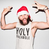 Ο Jared Leto έγινε 43 και ποζάρει για τον Τerry Richardson σαν ροκ Άγιος Βασίλης