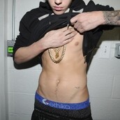 Όταν ο Justin Bieber συνελήφθη, η Αστυνομία φωτογράφισε όλα τα τατουάζ του