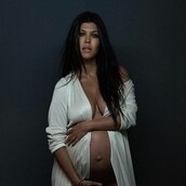 Η έγκυος αδελφή της Κιμ Καρντάσιαν φωτογραφίζεται γυμνή