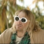 Ο Kurt Cobain, η Μarilyn, o 2Pac και μερικοί ακόμη διάσημοι ζουν και πίνουν μπύρες σε ένα τροπικό νησί