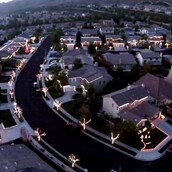 Mια ολόκληρη γειτονιά συγχρόνισε τα χριστουγεννιάτικα λαμπάκια της