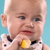 Μωρά που δοκιμάζουν λεμόνι για πρώτη φορά