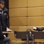 Ένας άστεγος προσπαθεί να κλέψει ένα burger και να τι συβαίνει