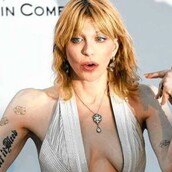 Η Courtney Love βρήκε το Boeing που όλοι ψάχνουν!