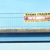 Δύο κοπέλες χώρισαν τον σύντροφό τους με ένα πανό!