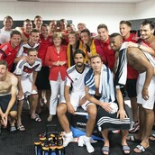 Αν ο Μέσσι πήρε Χρυσή Μπάλα, ο Καρνέζης έπρεπε να πάρει τον Χρυσό Καναπέ