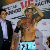 O 62χρονος Μίκι Ρουρκ (με νέο σώμα) κέρδισε έναν 29χρονο σε αγώνα μποξ