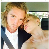 Ένας άστεγος παραλαμβάνει το βραβείο της Miley Cyrus στα βραβεία ΜΤV