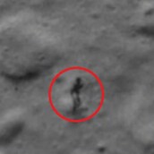 Παροξυσμός με βίντεο που δείχνει μια φιγούρα στο φεγγάρι