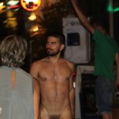 Γυμνός στην πλατεία Αγίας Ειρήνης [nsfw]