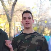 Πείραμα σε στάση λεωφορείου καταγράφει τις αντιδράσεις αγνώστων σε ρατσιστική επίθεση 