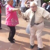 O παππούς που πέταξε τα μπαστούνια για να χορέψει rock n roll