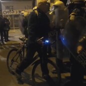 O ποδηλάτης παππούς των Εξαρχείων εναντίον ΜΑΤ