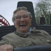 Η γιαγιά στο τρενάκι του λούνα παρκ 