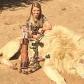 Η 19χρονη κυνηγός που εκνεύρισε το ίντερνετ