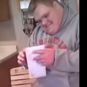 Πώς αντιδράει ένας νεαρός με σύνδρομο Down, όταν μαθαίνει ότι πέρασε στο Κολλέγιο