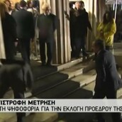 Η απίθανη τούμπα φρουρού κατά την άφιξη του Σαμαρά στη Βουλή