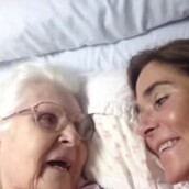 Η συγκινητική στιγμή που μια μητέρα με Αλτσχάιμερ αναγνωρίζει την κόρη της