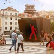 Οι πεζοί διασκεδάζουν στους δρόμους περιμένοντας να περάσουν απέναντι