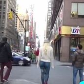 Αυτή η γυναίκα κυκλοφορούσε γυμνή στην Νέα Υόρκη και δεν την κατάλαβε σχεδόν κανείς