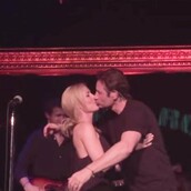 Μόλντερ και Σκάλι τραγουδούν μαζί και φιλιούνται επί σκηνής