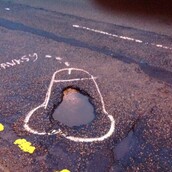 Κάποιος ζωγραφίζει πέη σε λακκούβες στο δρόμο!