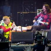 Ο Dave Grohl έσπασε το πόδι του πάνω στην σκηνή