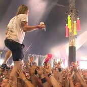 Μπορείς να πιάσεις ένα ποτήρι μπύρας όταν κάνεις crowdsurfing;