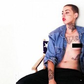 H 23χρονη που με μόνο 10$ θα χτυπήσει τατουάζ με το όνομά σου