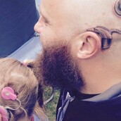 Aυτος ο πατέρας έκανε τατουάζ για τον καλύτερο λόγο που μπορείς να φανταστείς