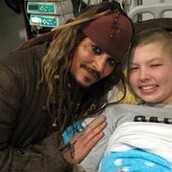 O Jonnhy Depp ντύνεται Jack Sparrow και επισκέπτεται ένα παιδικό νοσοκομείο