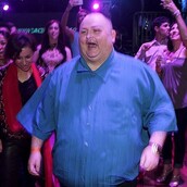 Το απίστευτο πάρτι για τον Dancing Man - τον άντρα που έπεσε θύμα bullying για τα κιλά του