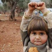 Το oρφανό αγοράκι από τη Συρία που νόμιζε πως η κάμερα είναι όπλο και «παραδόθηκε»