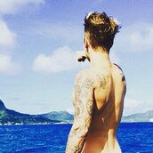 Ο Τζάστιν Μπίμπερ μοιράζεται τα οπίσθιά του στο instagram