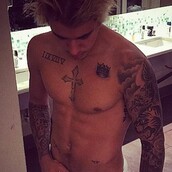 O Justin Bieber απαντά με μια φωτογραφία στις κατηγορίες για photoshop 