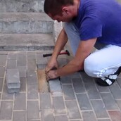 Δυστυχώς, δεν θα πιστεύετε τι βρήκε θαμμένο κάτω από το πεζοδρόμιο αυτή η οικογένεια!