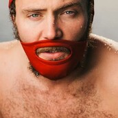 Oι προσευχές των λουόμενων μουσάτων εισακούστηκαν - Το σκουφάκι για γένια έφτασε